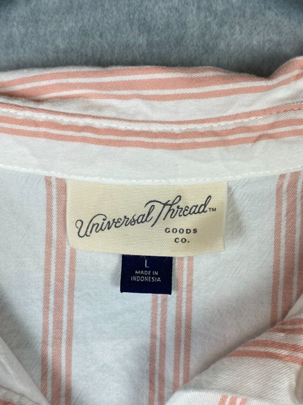 Universal Thread Women's Collared Button-Up - Size L - Picture 4 of 5